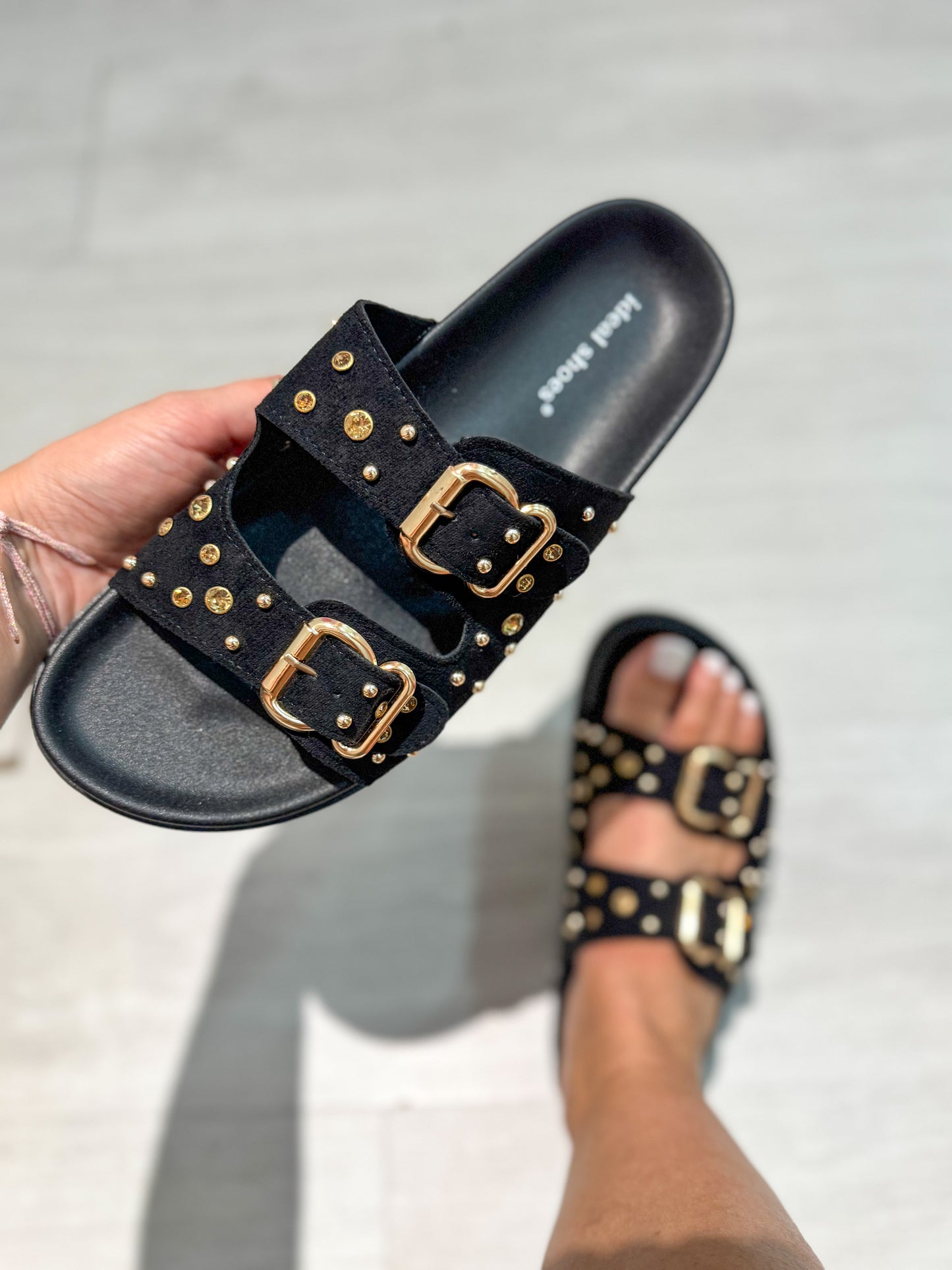 Chinelo tachas douradas
