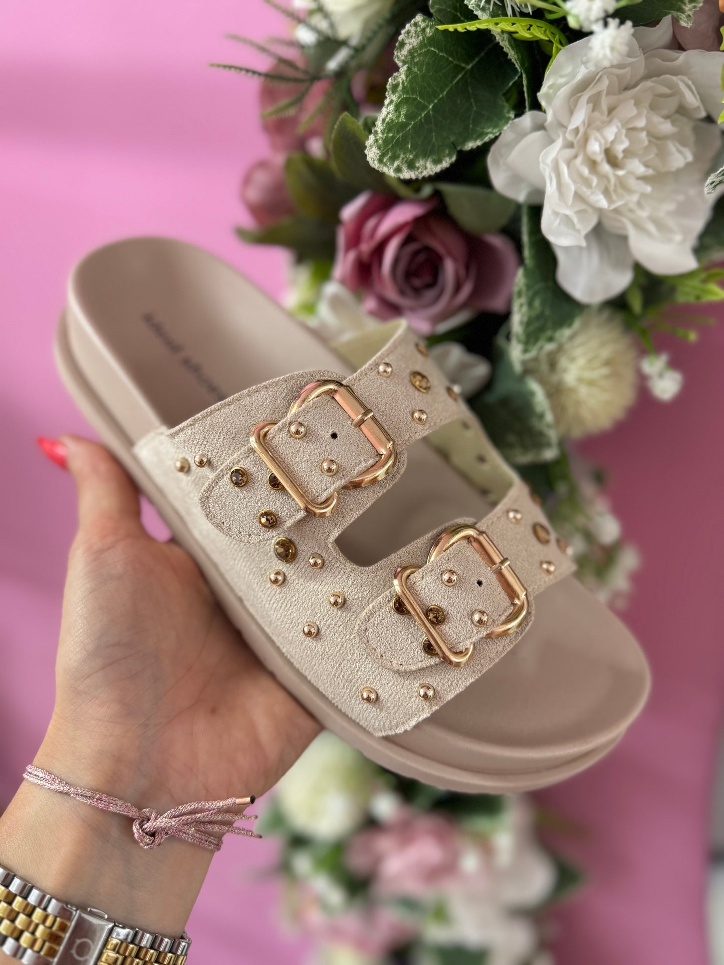 Chinelo tachas douradas