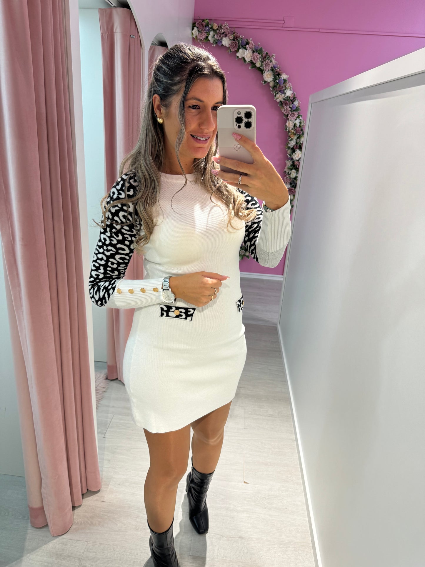 Vestido curto branco com padrão nas mangas