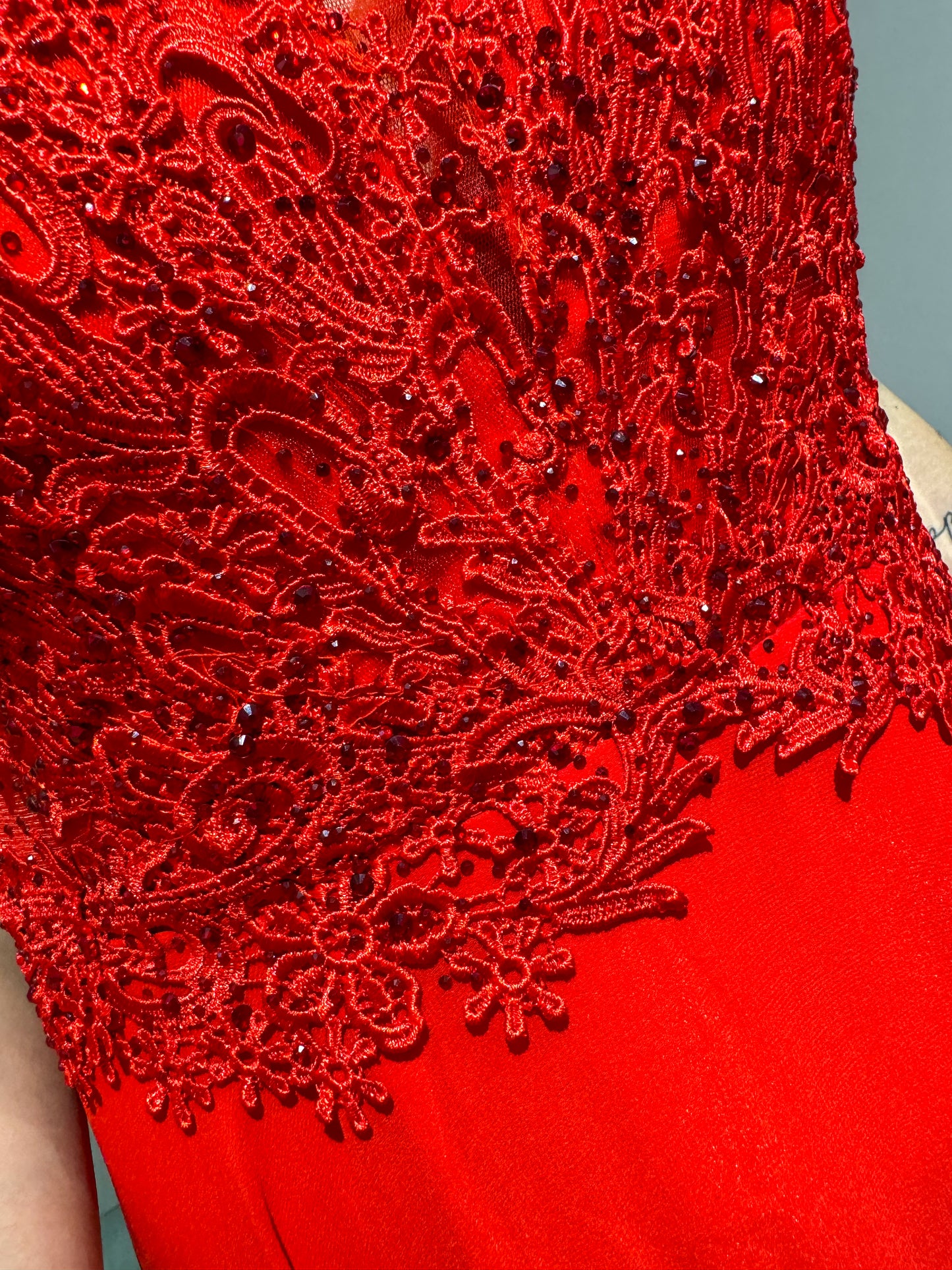 Vestido vermelho renda com manga