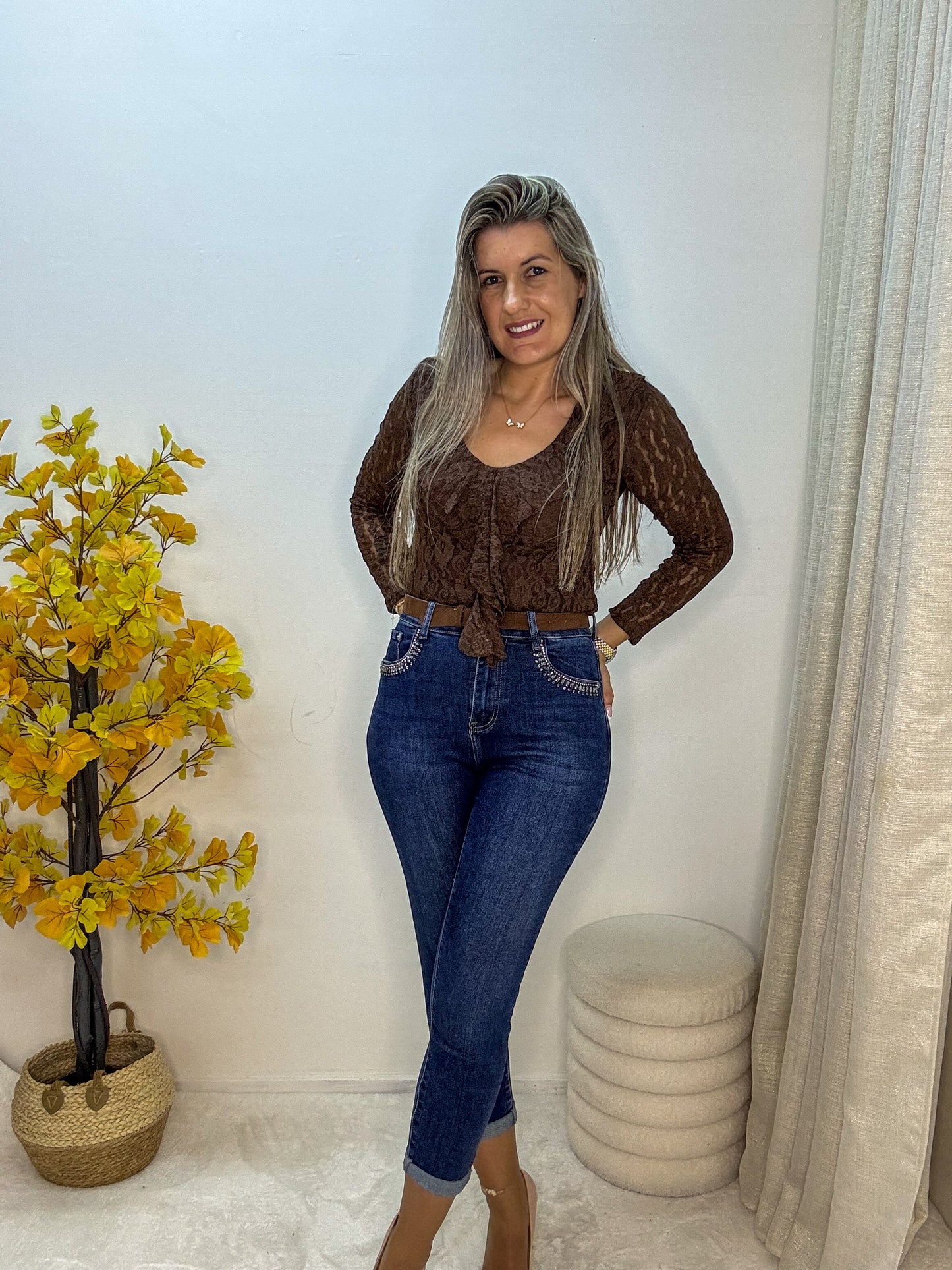 Calça com cinto castanho incluído